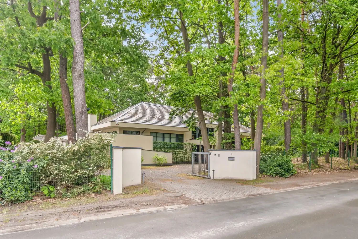Hoofdfoto van de publicatie: Ruime villa op 30 are in een rustige, bosrijke omgeving te Keerbergen