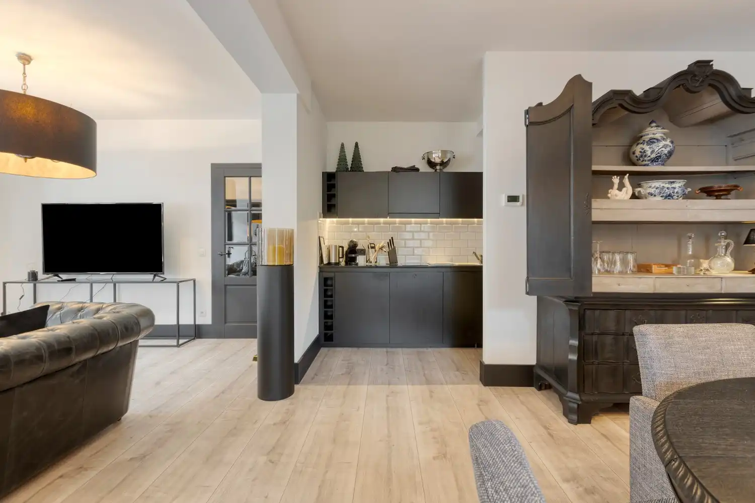 Karaktervolle woonst met indrukwekkend interieur in hartje Oud-Rekem! foto 15