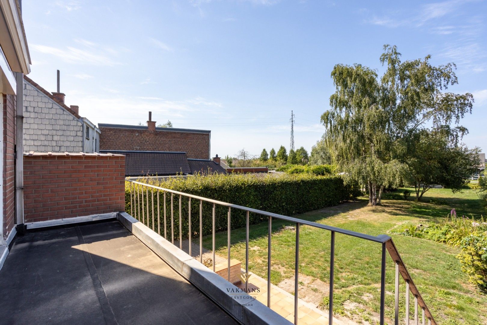 Woning met 3 slaapkamers en grote dubbele garage op prachtige locatie. foto 20