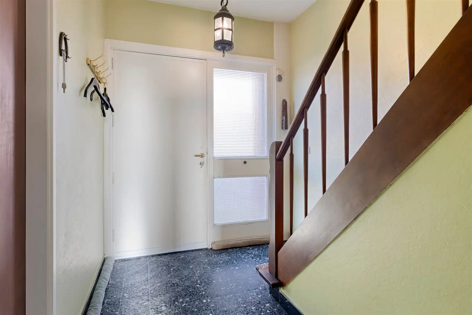 Woning in rusige woonwijk met aparte garage foto 5