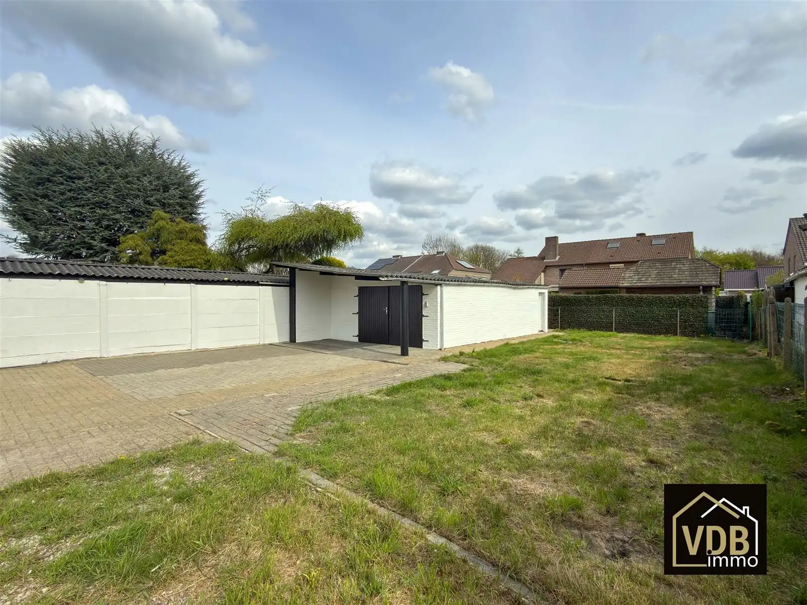 HALF OPEN BEBOUWING MET 4 SLAAPKAMERS EN GROTE GARAGE foto 44