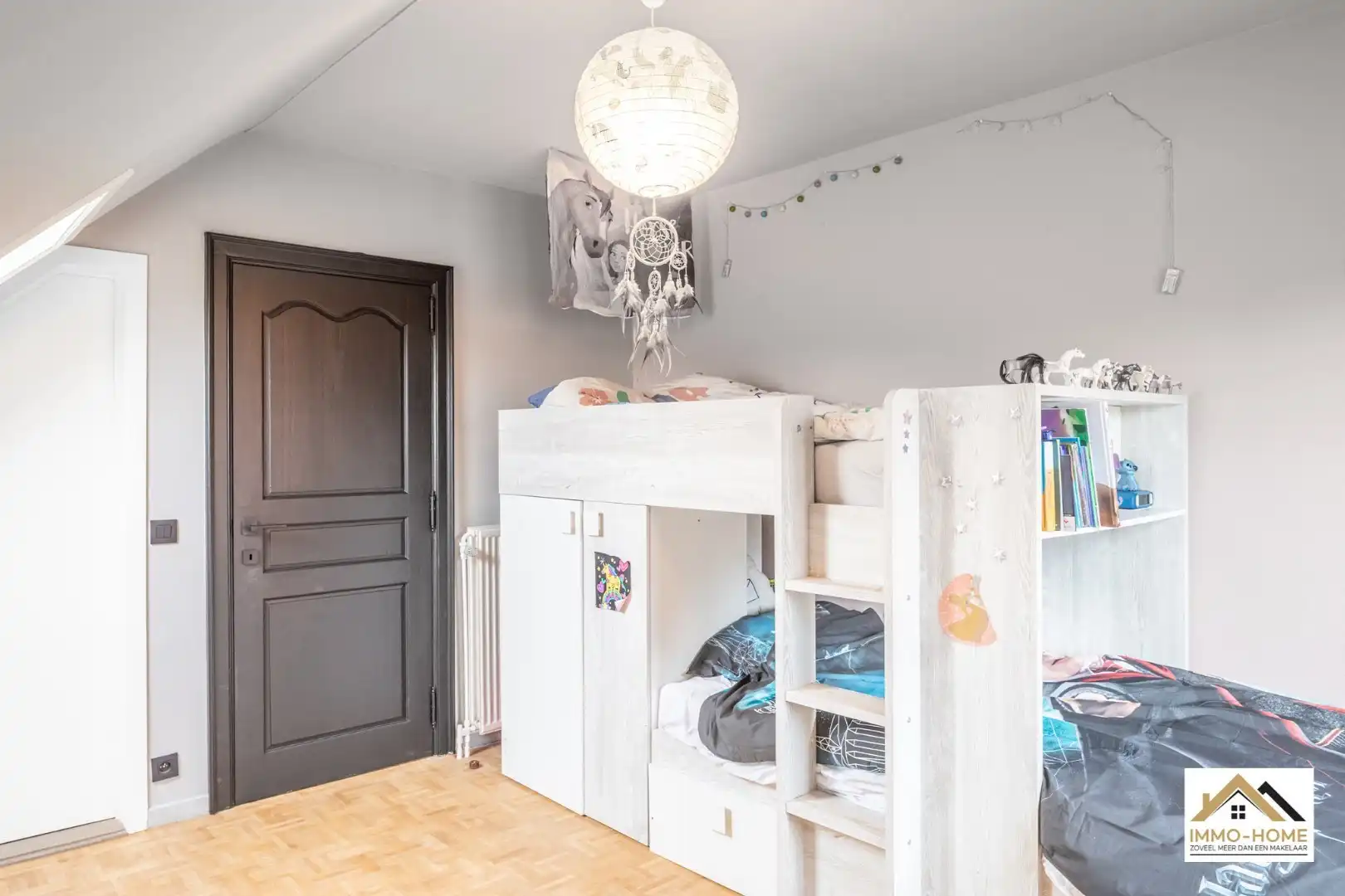 Gerenoveerde ruime gezinswoning met tuin en dubbele garage! foto 16