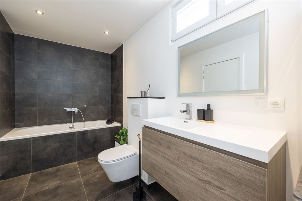 Ruime gerenoveerde woning met alle comfort foto 16