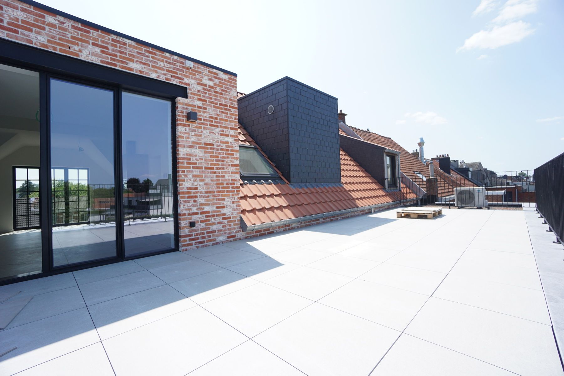 Ruim nieuw app. met 2 slpk. en groot terras op toplocatie! foto 10
