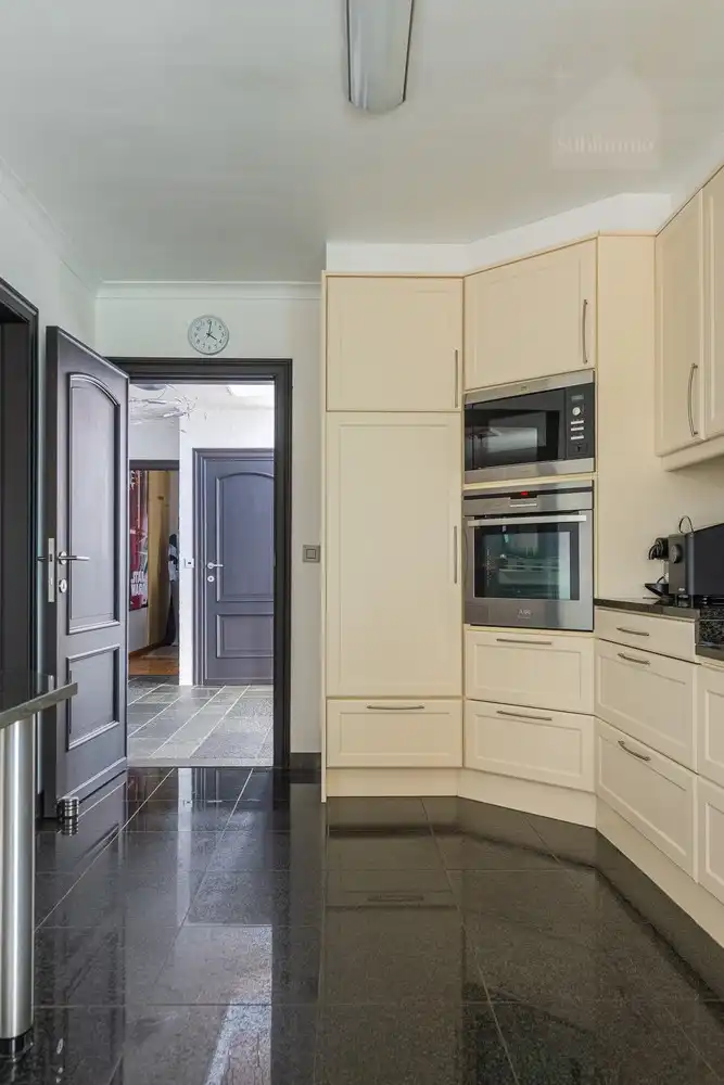 Ruime en uitstekend onderhouden gezinswoning met prachtige tuin en inpandige garage op een perceel van 1.490 m² foto 9