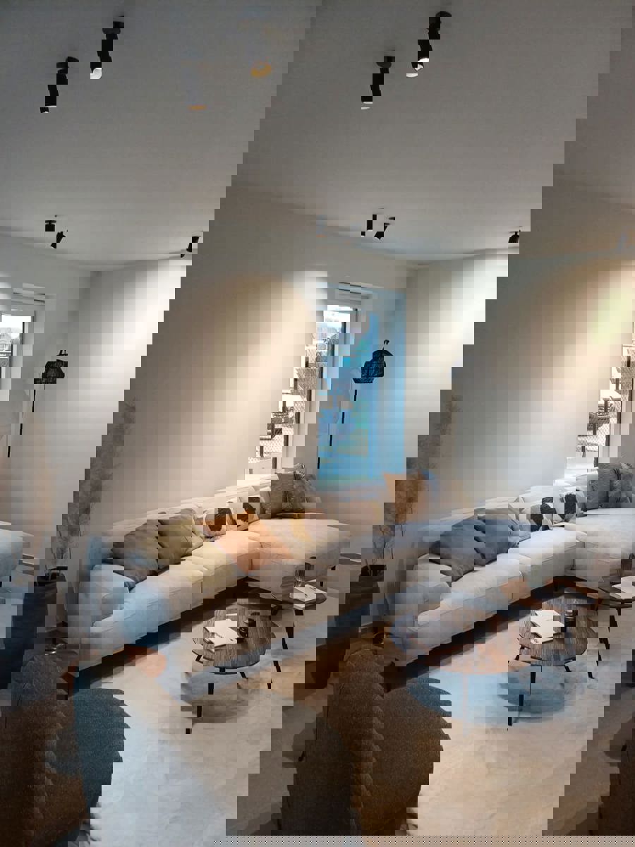 Moderne, halfopen woning foto {{pictureIndex}}