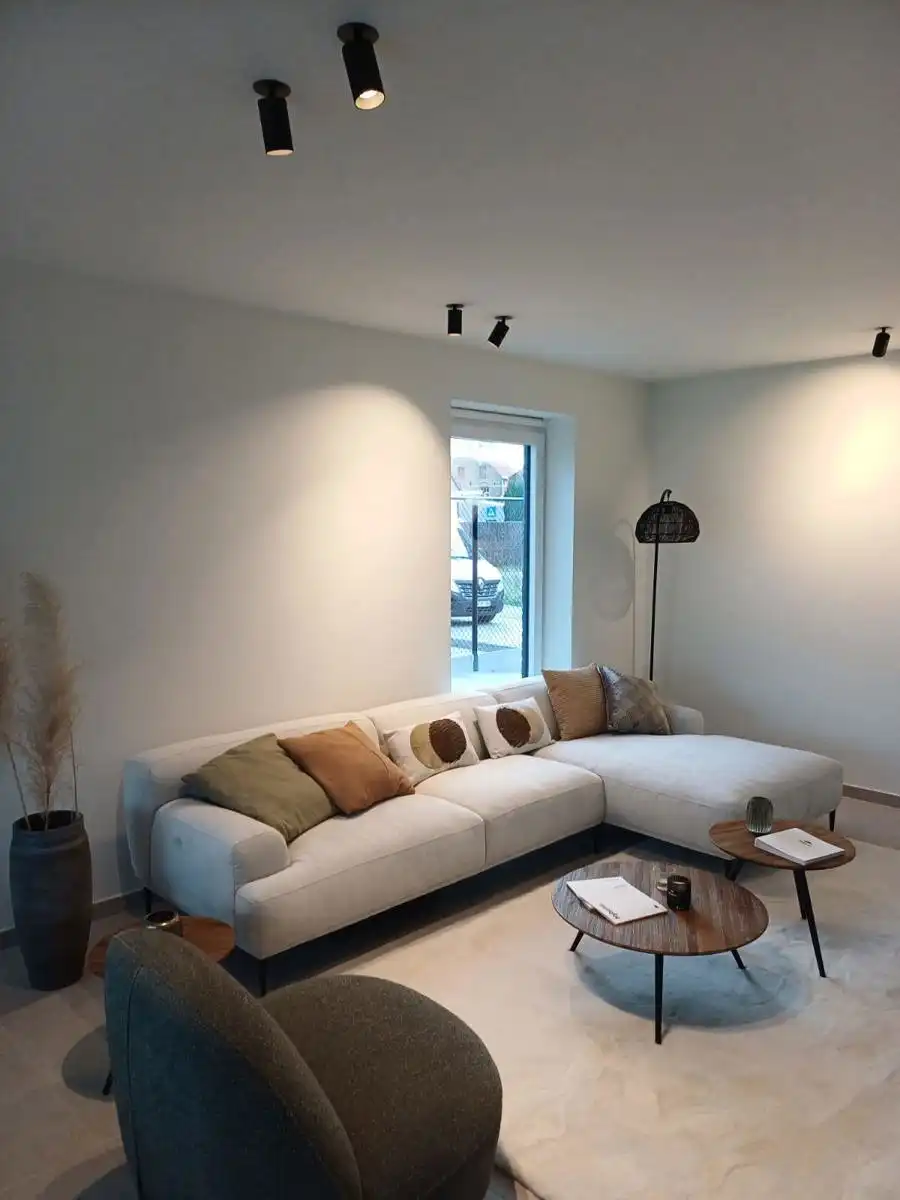 Moderne, halfopen woning foto {{pictureIndex}}