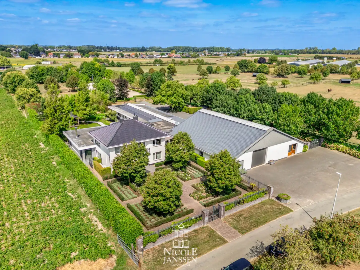 Riante woning met paardenstallen foto 3