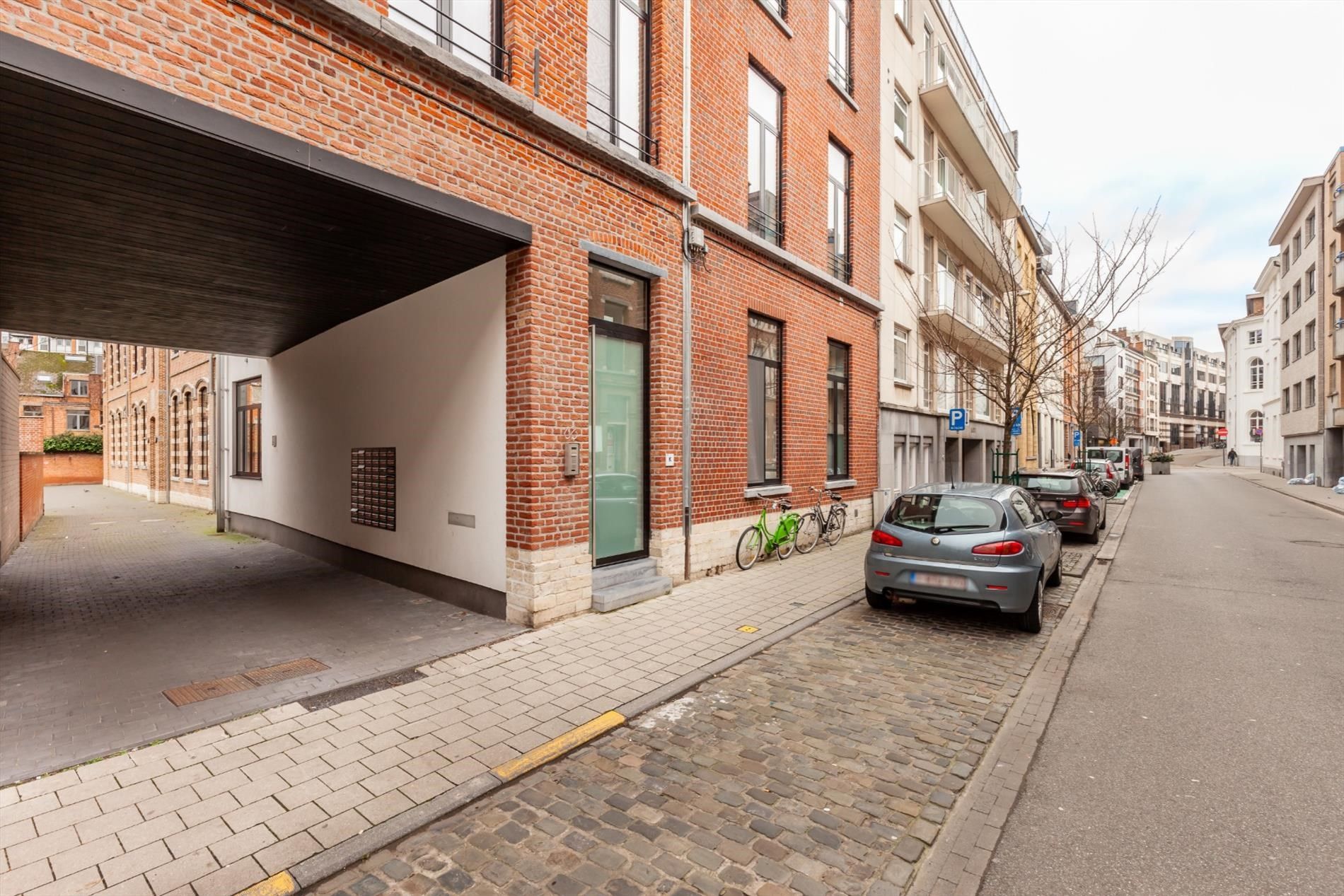Bemeubelde studentenkamer met privé sanitair foto 14