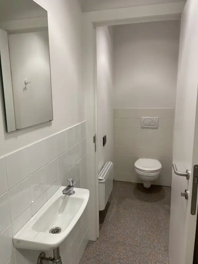 Instapklaar en polyvalent handelspand met 2 handelsruimten en ruim appartement foto 26