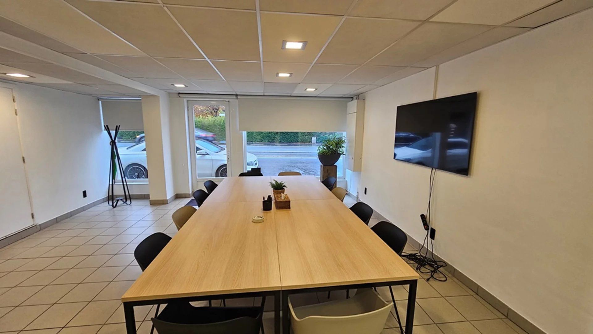 Modern handels gelijkvloers, met uitbreidingsmogelijkheden en ruim magazijn, gelegen net buiten de grote ring van Hasselt.  (Meer info via www.immoland.be)

- Dit handels gelijkvloers werd enkele jar foto 6