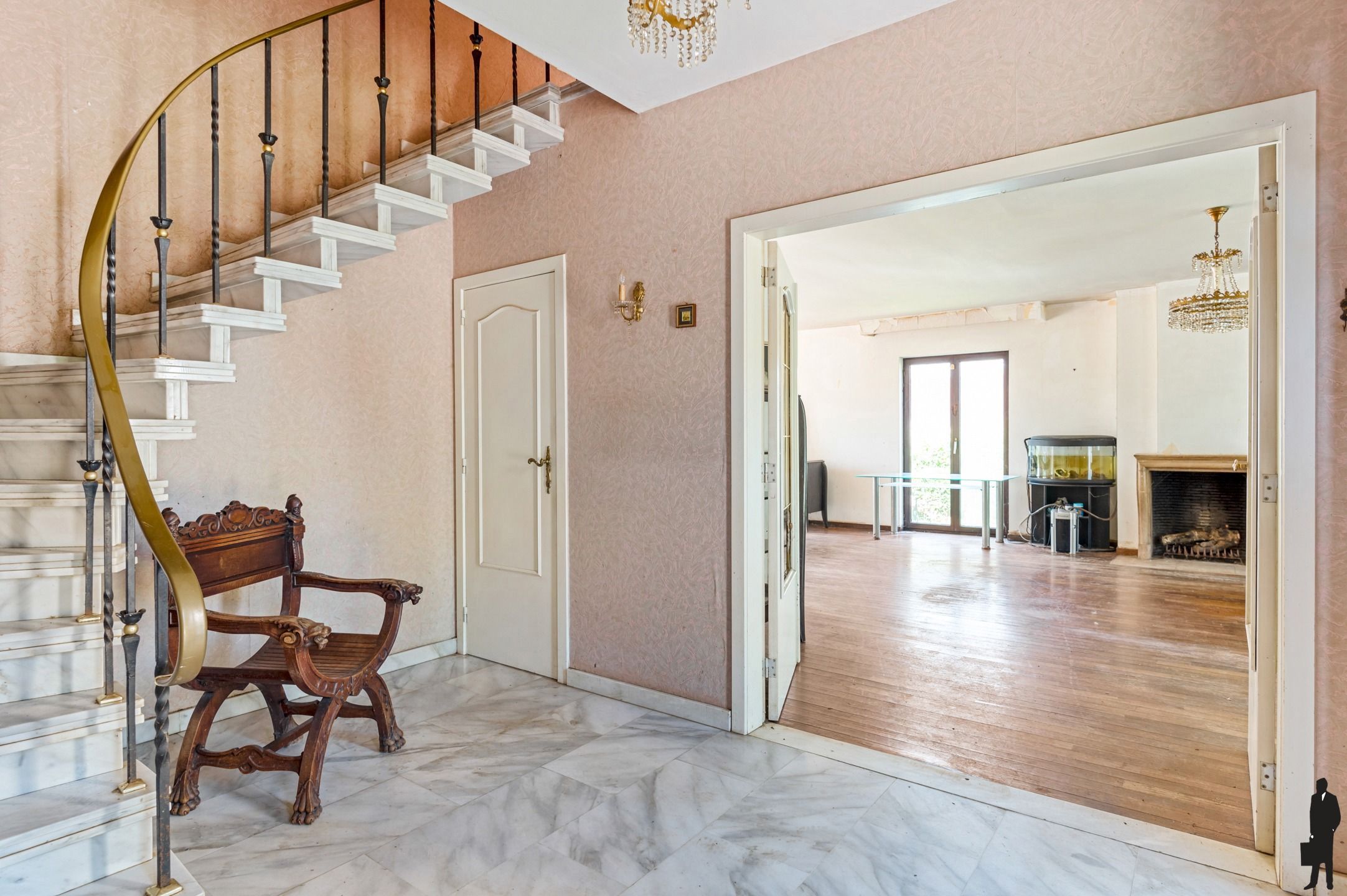 Welgelegen woning met zeer veel potentieel en groen zicht foto 3