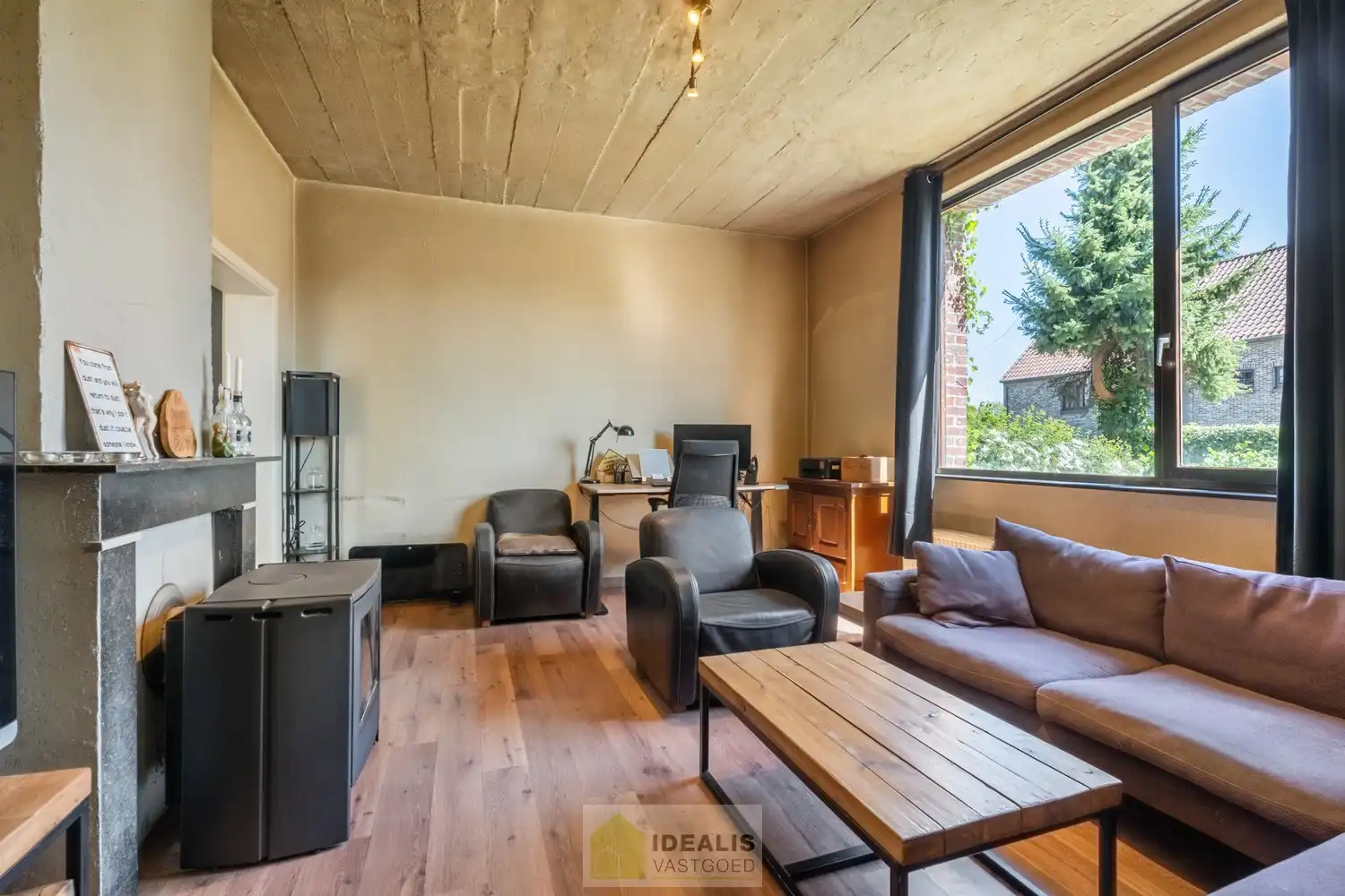 OP TE FRISSEN GEZINSWONING MET LICHTRIJKE LEEFRUIMTE EN AANSLUITEND RUIME KEUKEN, BERGING, BADKAMER VOORZIEN VAN DOUCHE EN BAD EN 3 SLAAPKAMERS OP EEN PERCEEL VAN 5A 37A - Deze woning omvat +-158m² bewoonbare oppervlakte verdeeld over een lichtrijke woonkamer met aansluitend een ruime keuken, berging, badkamer voorzien van douche en bad en 3 slaapkamers. De woning is gelegen op een aangenaam perceel van 5a 37ca vlakbij het centrum van Opitter (Bree), op fietsafstand van winkels, horeca en scholen,… Zeer geschikt voor kandidaten op zoek naar een op te frissen woning met karakter die ruimte en rust biedt doch dicht bij allerlei faciliteiten is gelegen. foto 6