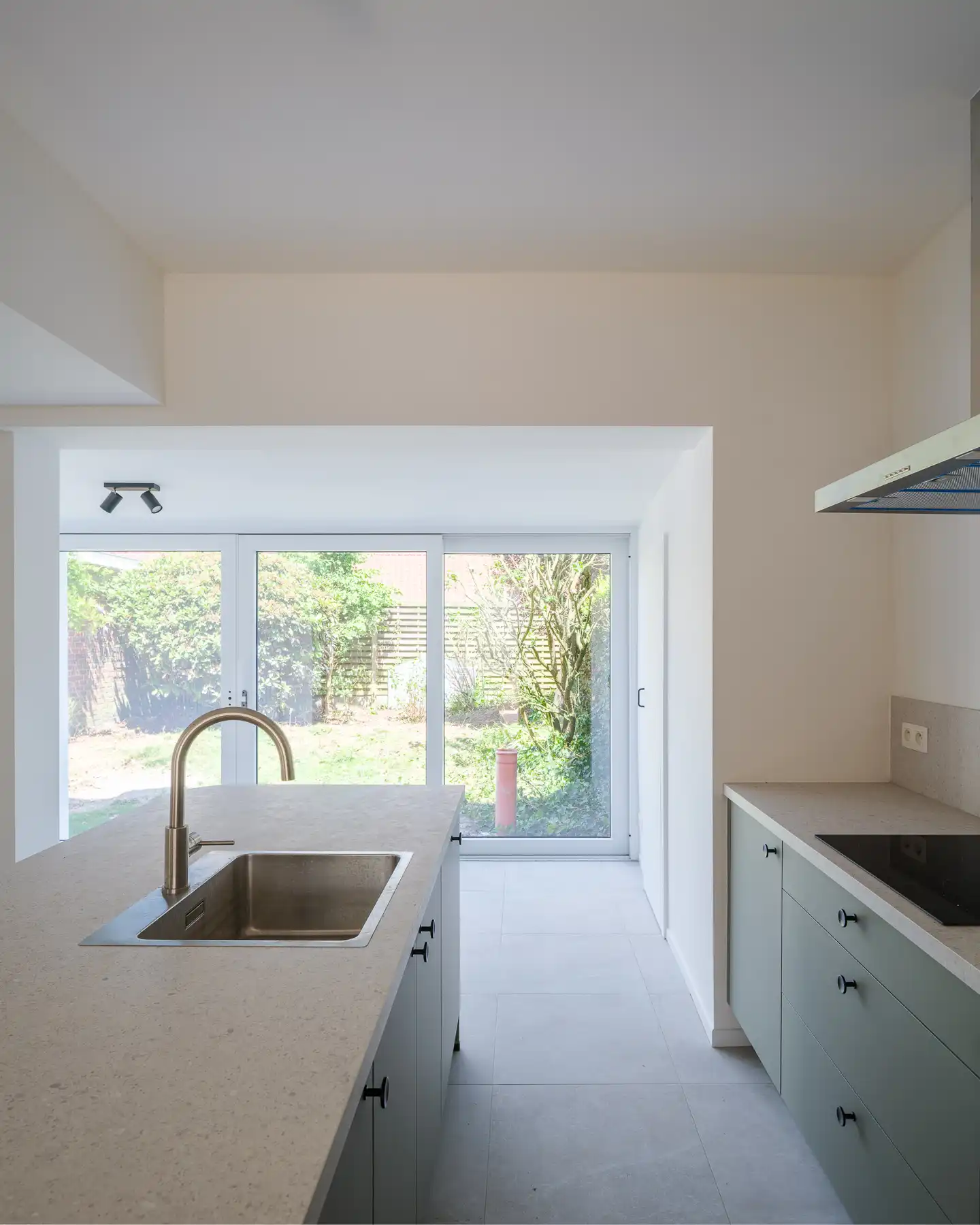 Ruime halfopen bebouwing met tuin foto 8