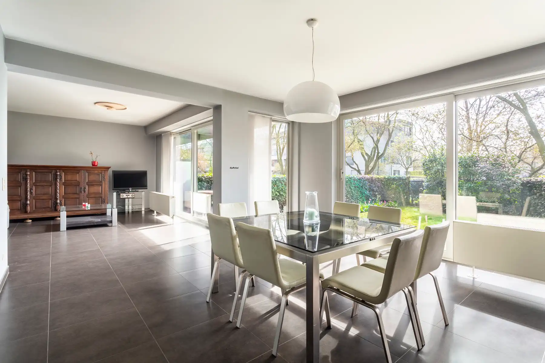 Instapklaar 3-slaapkamerappartement met tuin te Berchem foto {{pictureIndex}}