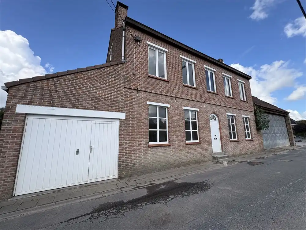 Lichtrijke gezinswoning met 4 slaapkamers + garage foto {{pictureIndex}}