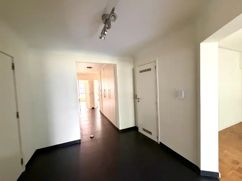 NIEUW GESCHILDERD APPARTEMENT MET DRIE SLAAPKAMERS EN GARAGE foto 16