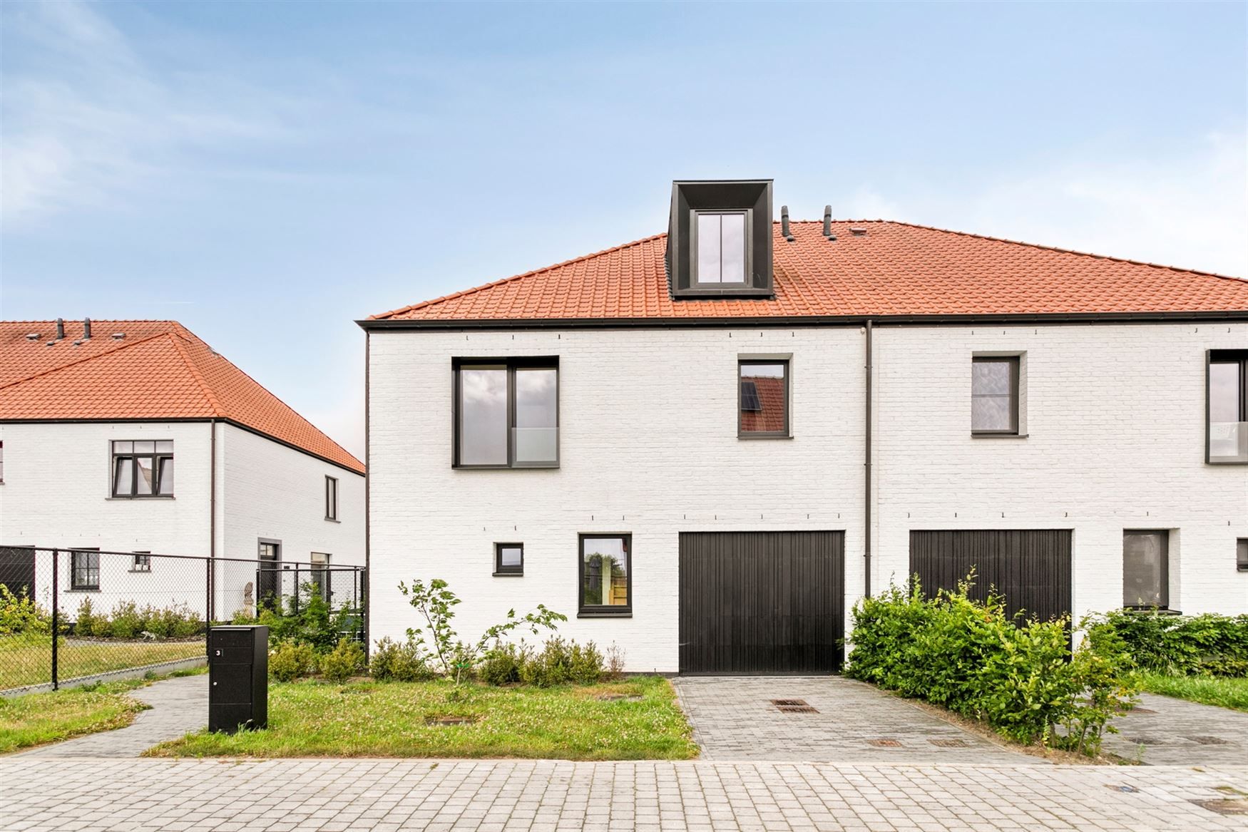 Nieuwbouwwoning in een jonge wijk foto {{pictureIndex}}