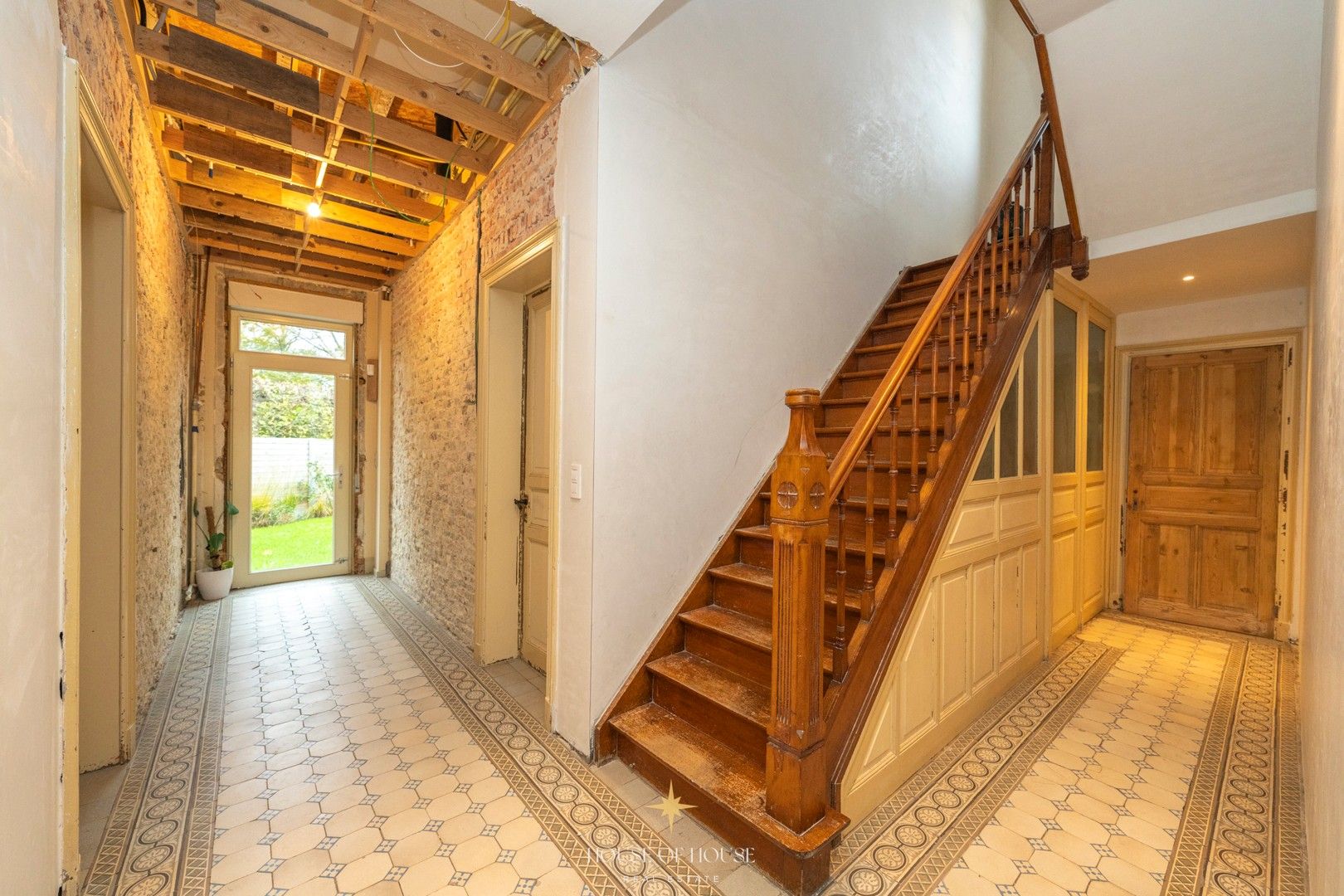 Sfeervolle pastoriewoning met uitzonderlijk potentieel zonder renovatieverplichting foto 26