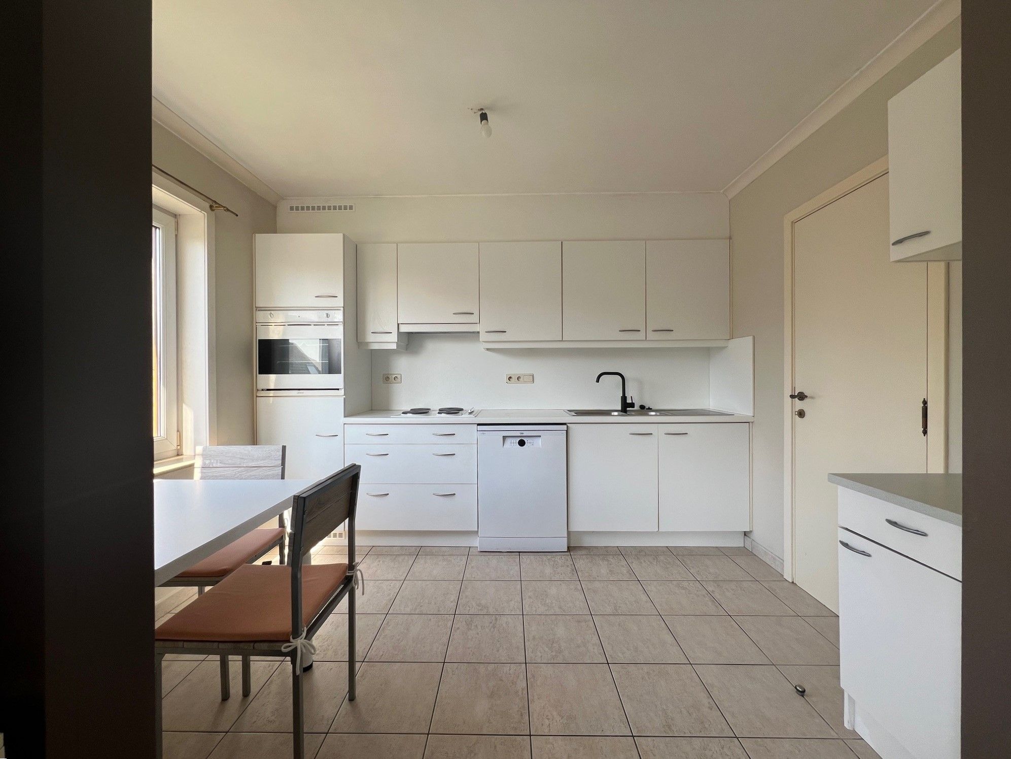 Instapklaar appartement met 2 slaapkamers in hartje Zwevezele foto {{pictureIndex}}