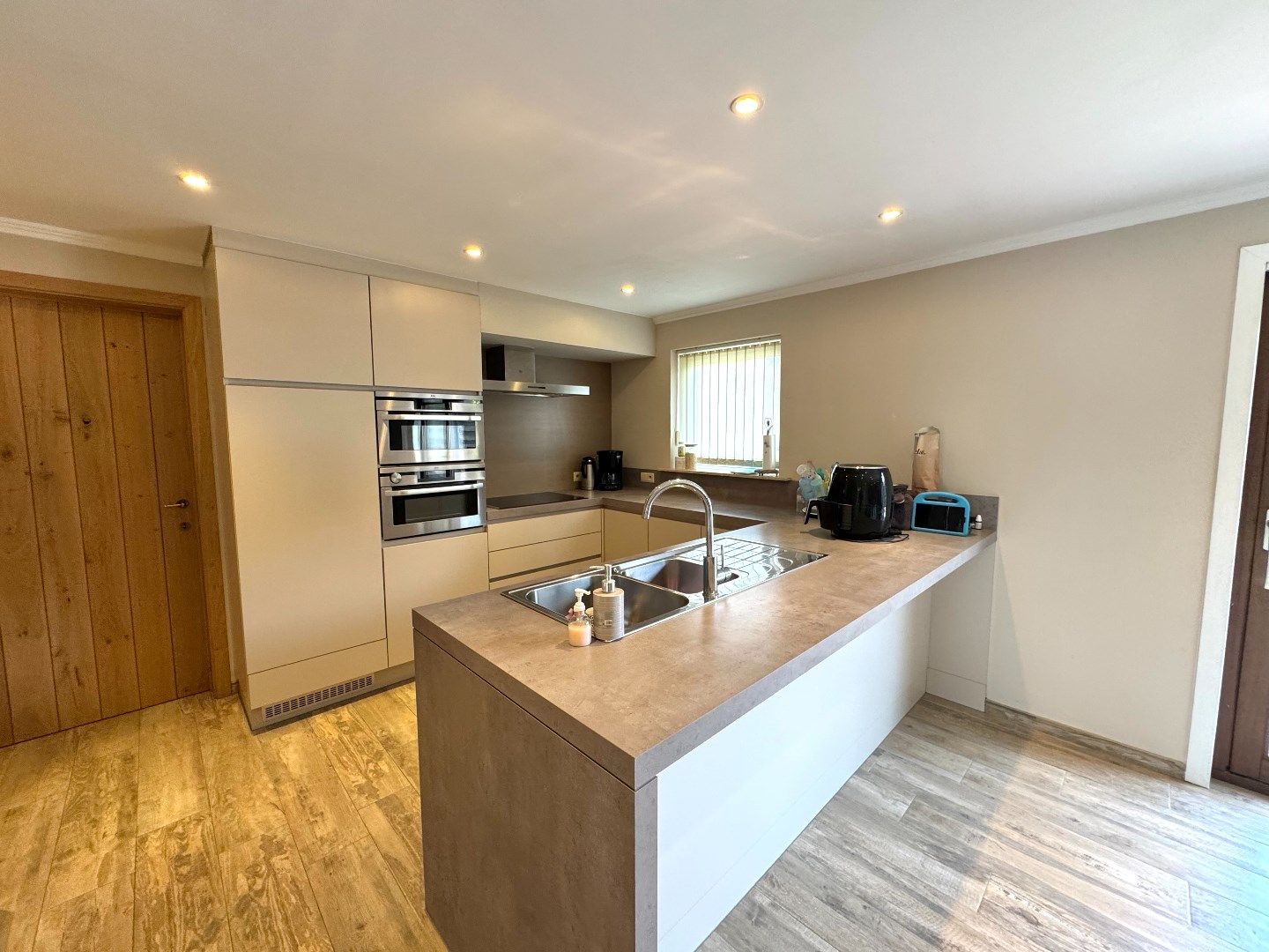 INSTAPKLARE HALFOPEN WONING MET 4 SLPKS, TUIN EN GARAGE foto 7