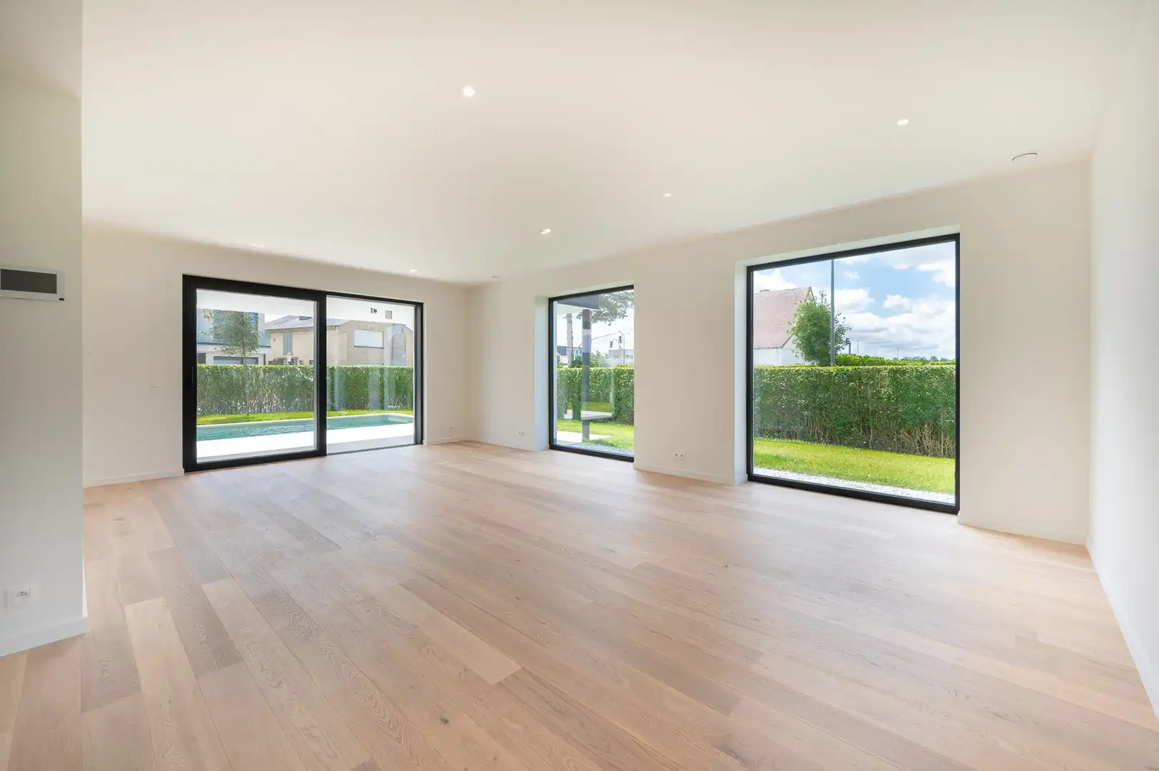 Prachtige nieuwbouw villa met 5 slaapkamers gelegen in een rustige residentiële omgeving vlakbij het centrum. foto 8
