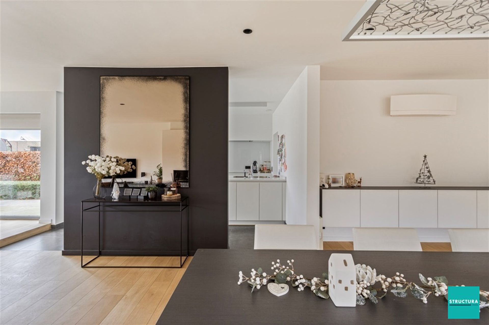 Prachtige moderne villa met zwembad en poolhouse foto 8