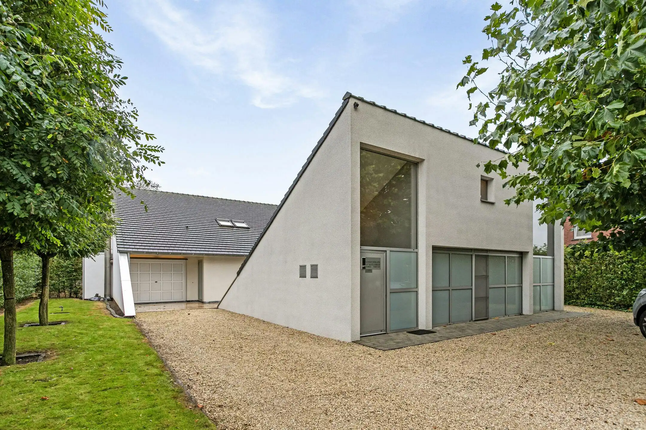 Hoofdfoto van de publicatie: Ruime villa met praktijkruimte te koop in Sint-Baafs-Vijve