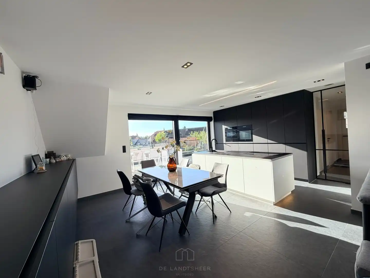 Stijlvol dakappartement met 3 slaapkamers, 2 badkamers en uitzonderlijk veel maatwerk foto 7