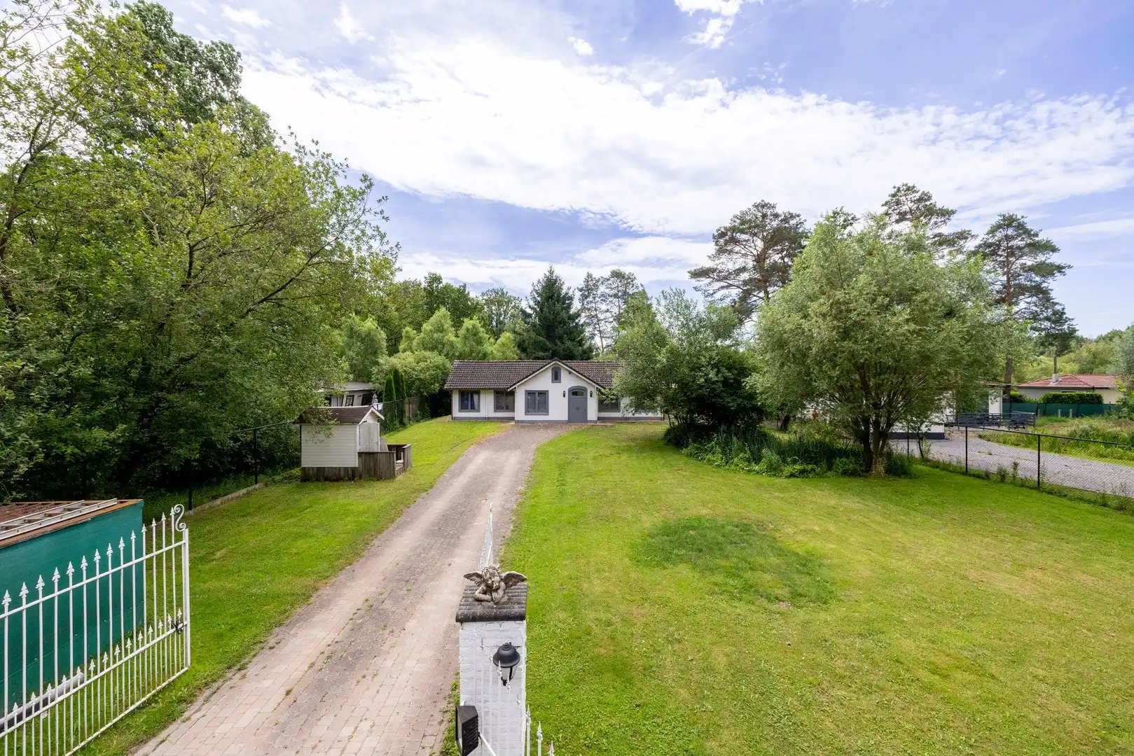 Instapklare bungalow  (vakantiewoning) op een prachtig perceel in het groen te Herselt! foto 3