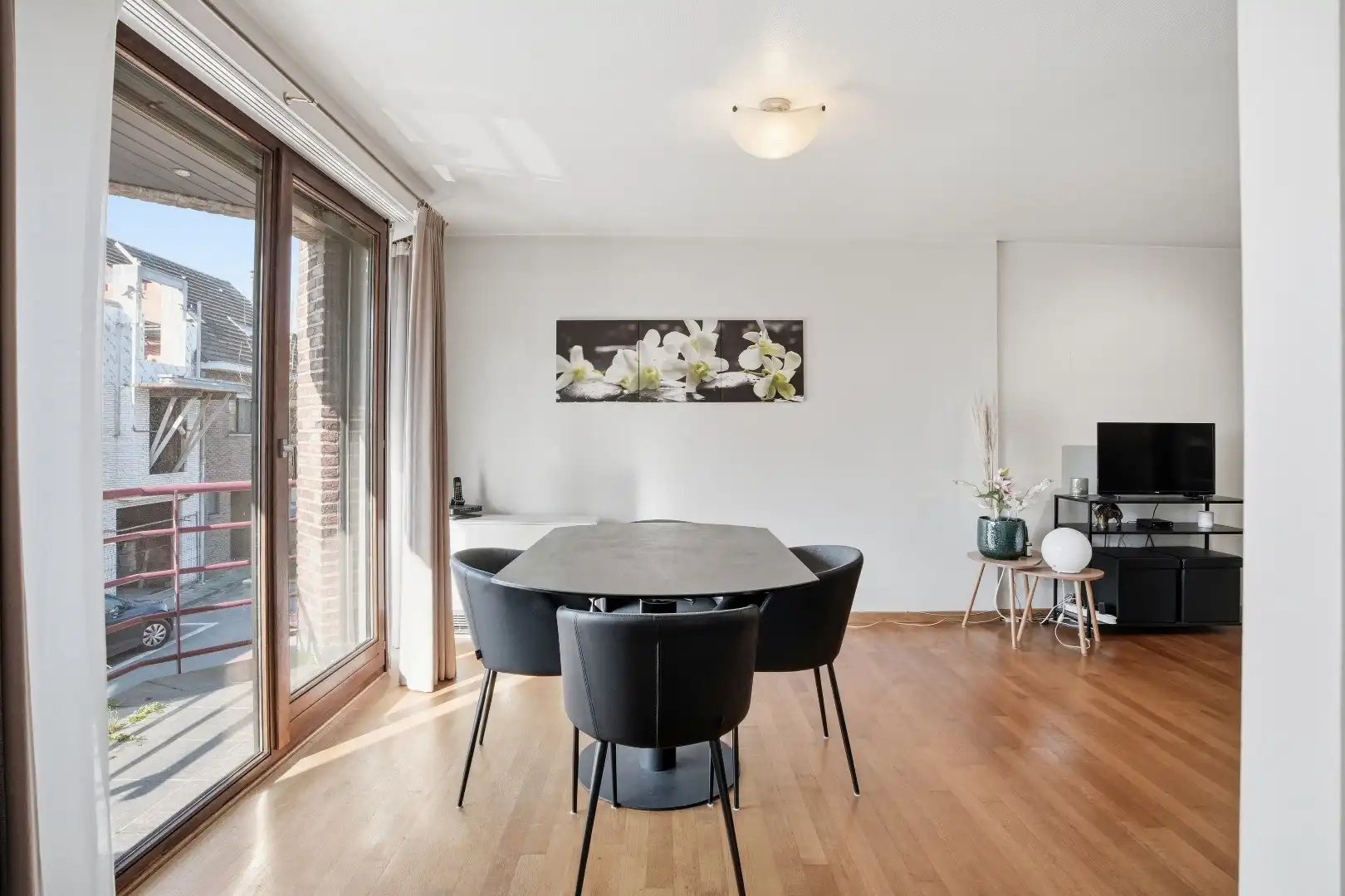 Duplex appartement te koop in Harelbeke op 1ste verdieping met 2 slaapkamers, ruim terras en garagebox  foto {{pictureIndex}}