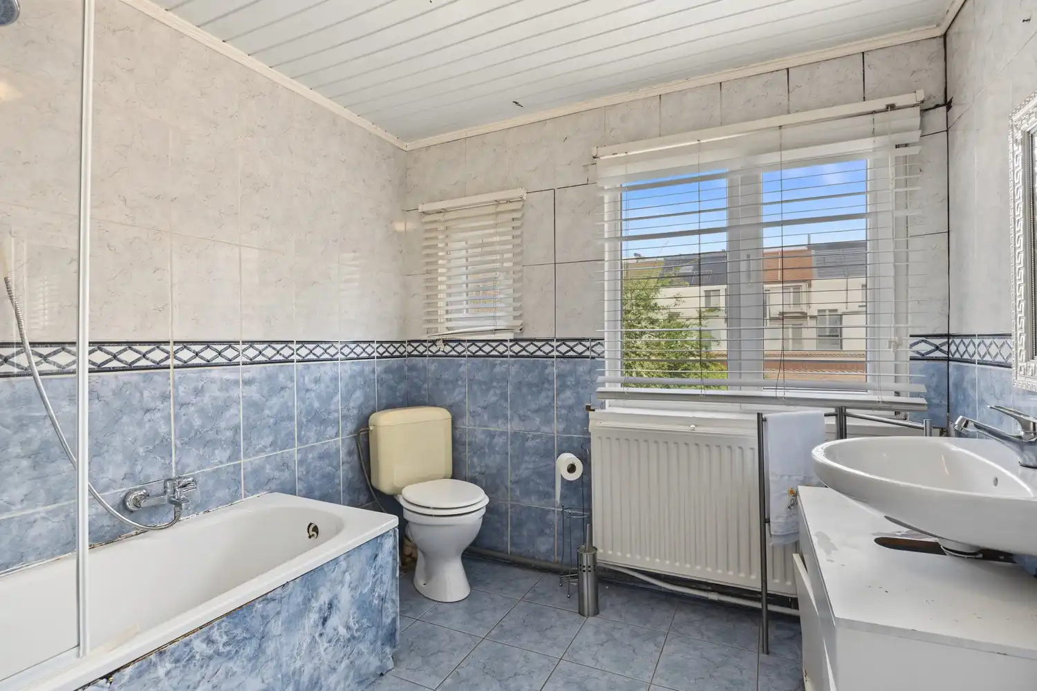 Te renoveren woning met 5 slaapkamers, 2 badkamers en ruime tuin! foto 20