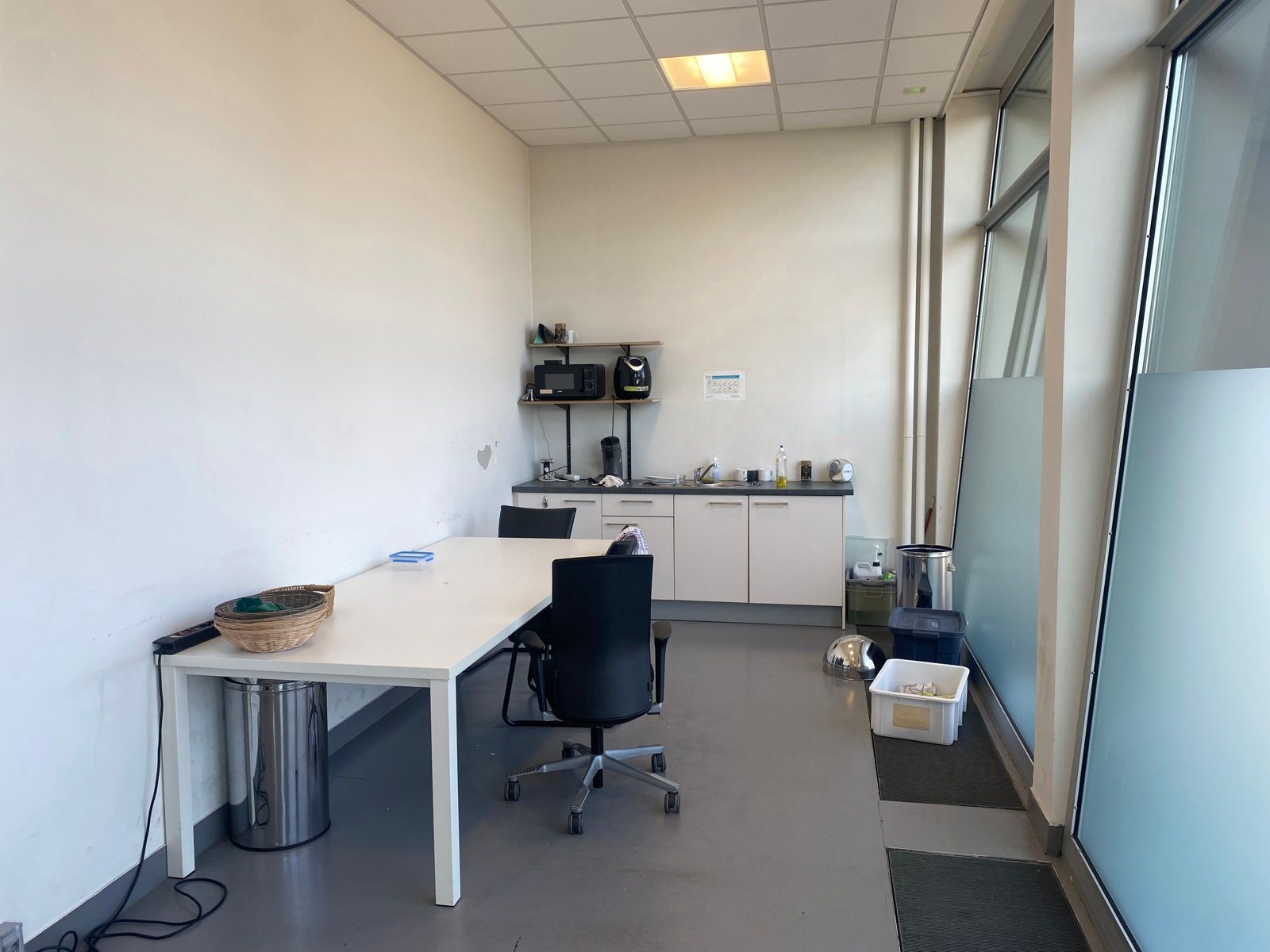 Ruime toonzaal met magazijn en parkeermogelijkheden te huur foto 10