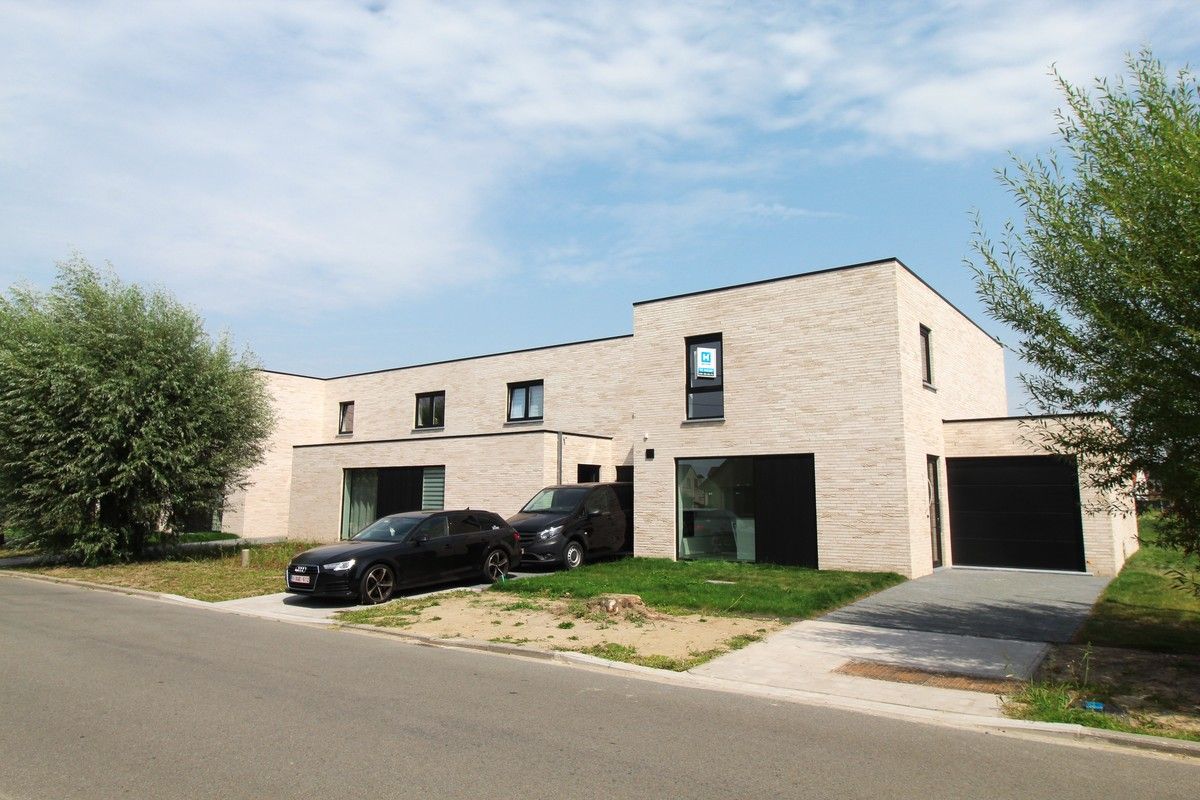 Nieuwbouwwoningen in de Populierstraat te Roeselare foto {{pictureIndex}}