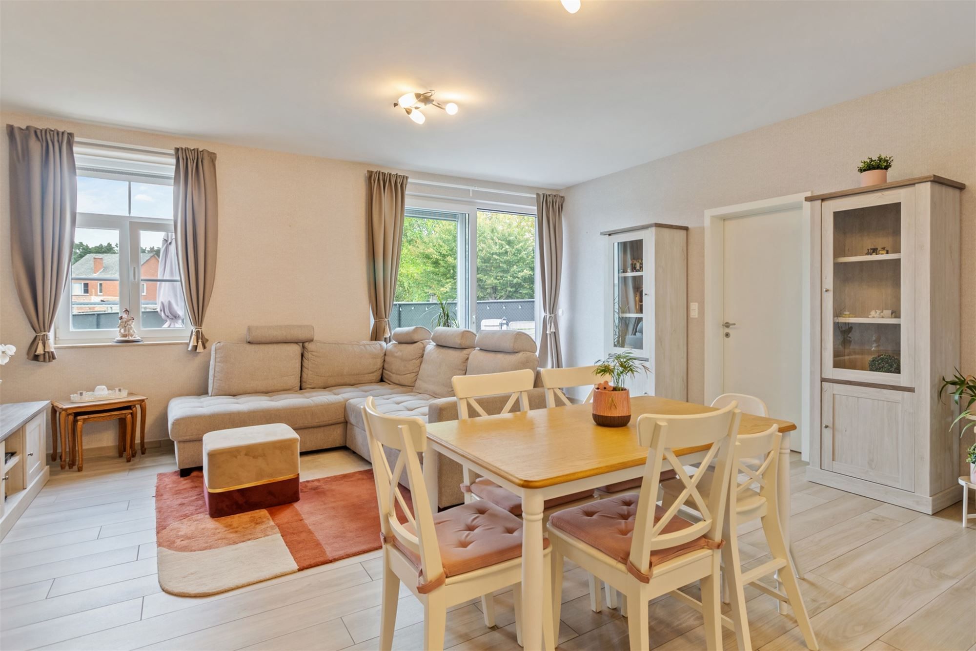 RECENT GELIJKVLOERS APPARTEMENT MET BIJHOREND TERRAS EN RUIME PRIVATE TUIN GELEGEN TE MEERHOUT foto 9