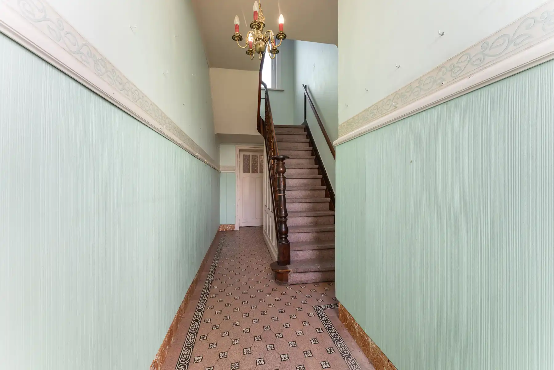 Ruime te renoveren woning met opslagplaats van 65 m² foto 12