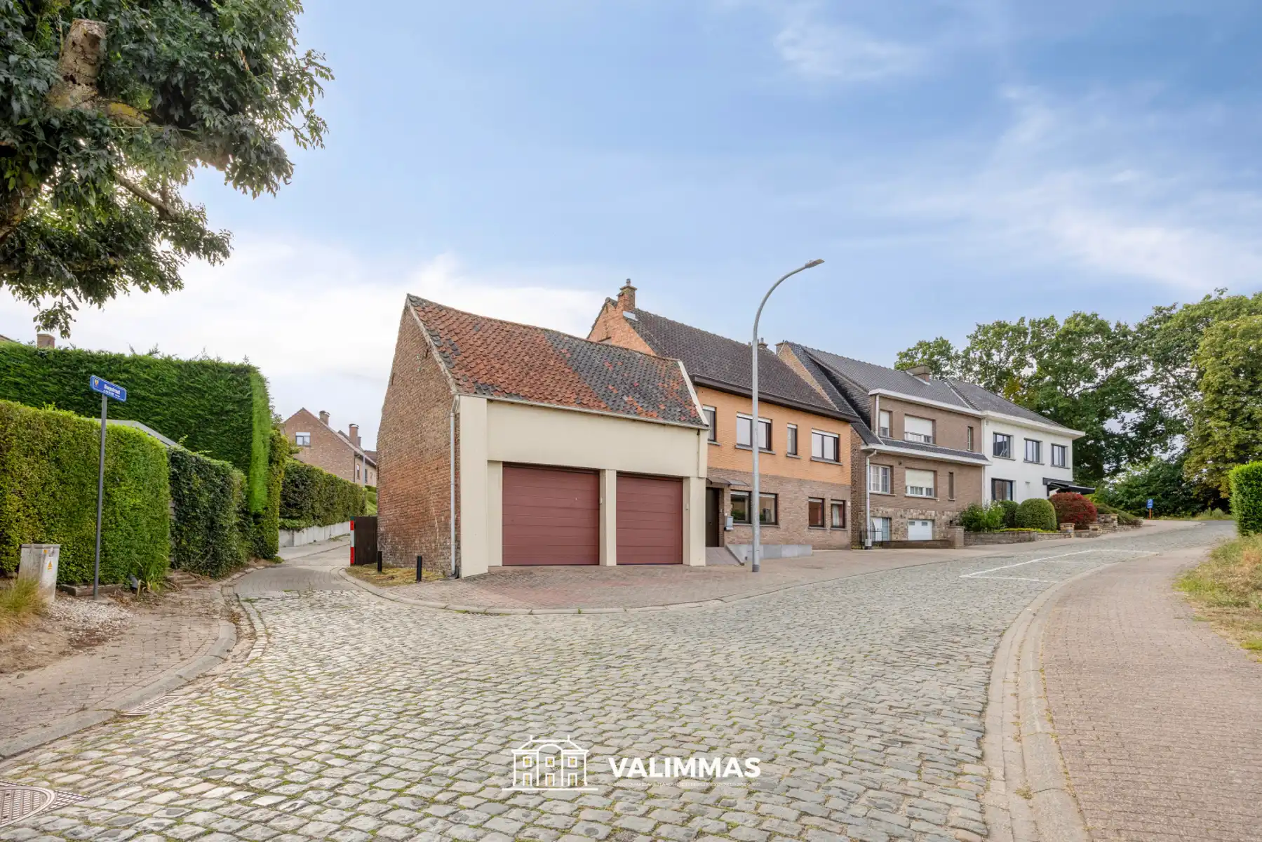 Zeer ruime vrijstaande woning met tuin, garage & bijgebouwen foto 3