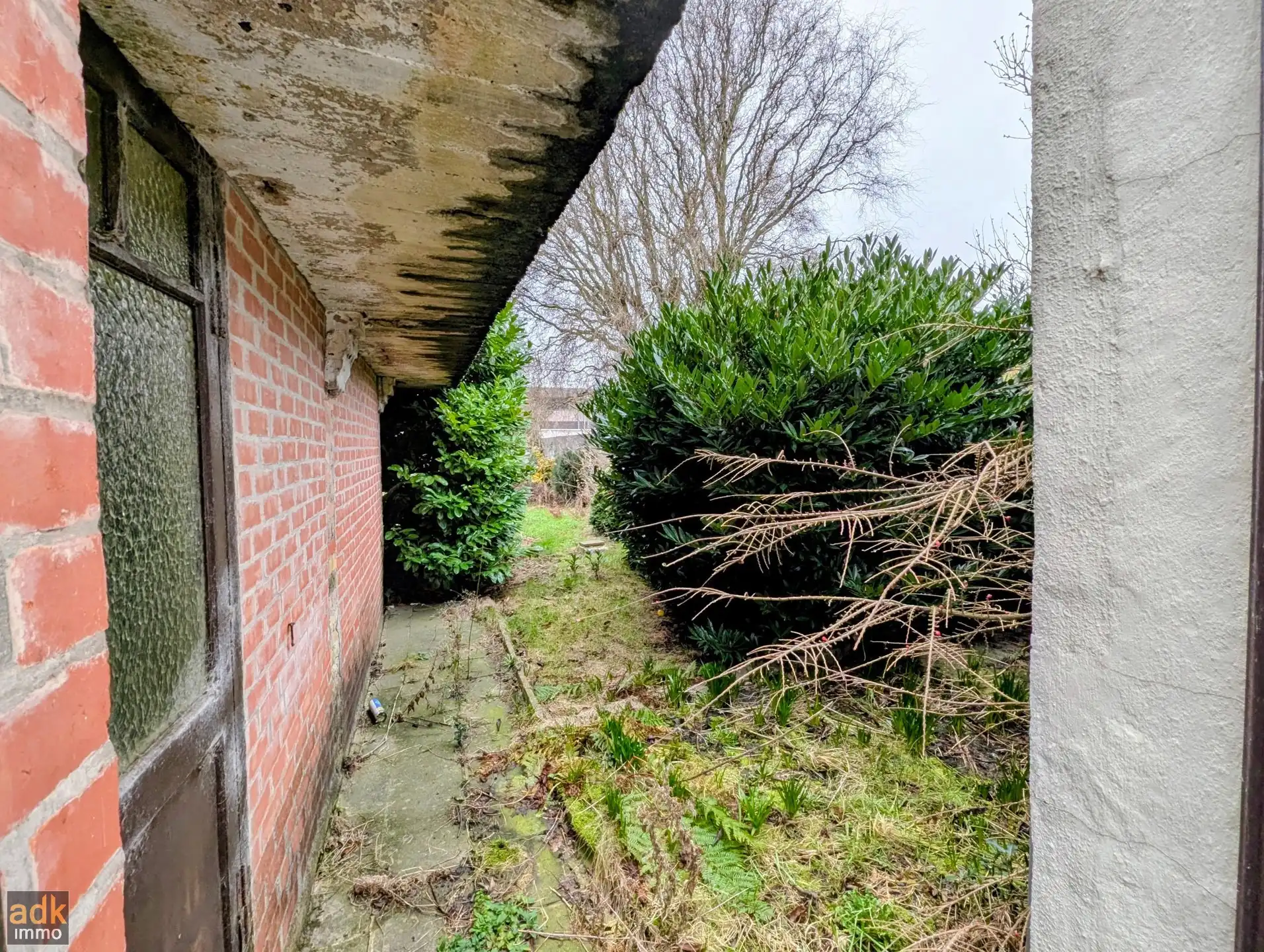 Ruime te renoveren woning met 4 slaapkamers, tuin en garage in Adinkerke te koop. foto 19