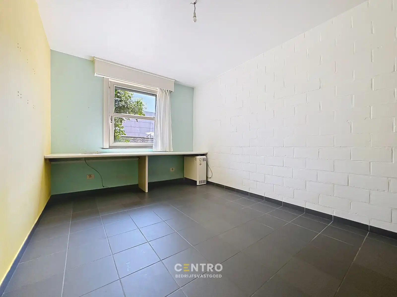 Kantoor met magazijn:  perfecte combinatie van ruimte en functionaliteit met een weelderige tuin (Oostnieuwkerke-Staden)! foto 30