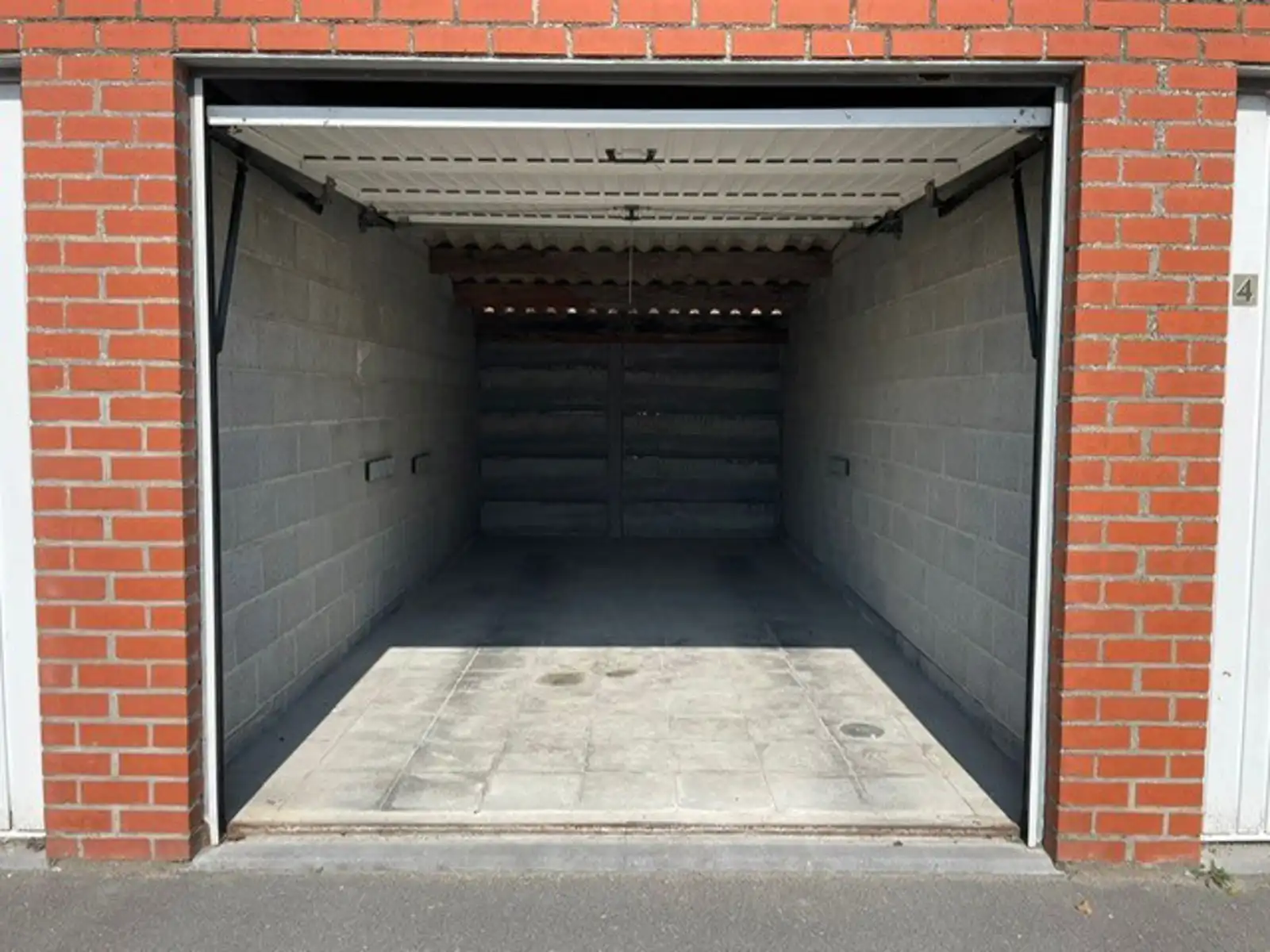 Garagebox met kantelpoort gelegen in het centrum van Tielt. foto 2