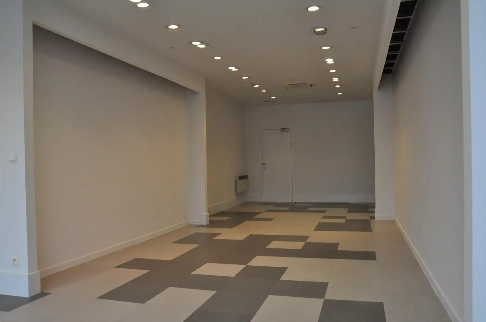 Handelspand (kantoor- of winkelruimte) met een totale oppervlakte van 150m² - centrale ligging foto 6