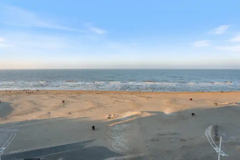 Gerenoveerd 3 slaapkamer, 2 badkamer appartement op de zeedijk in Sint-Idesbald met balkon foto 19