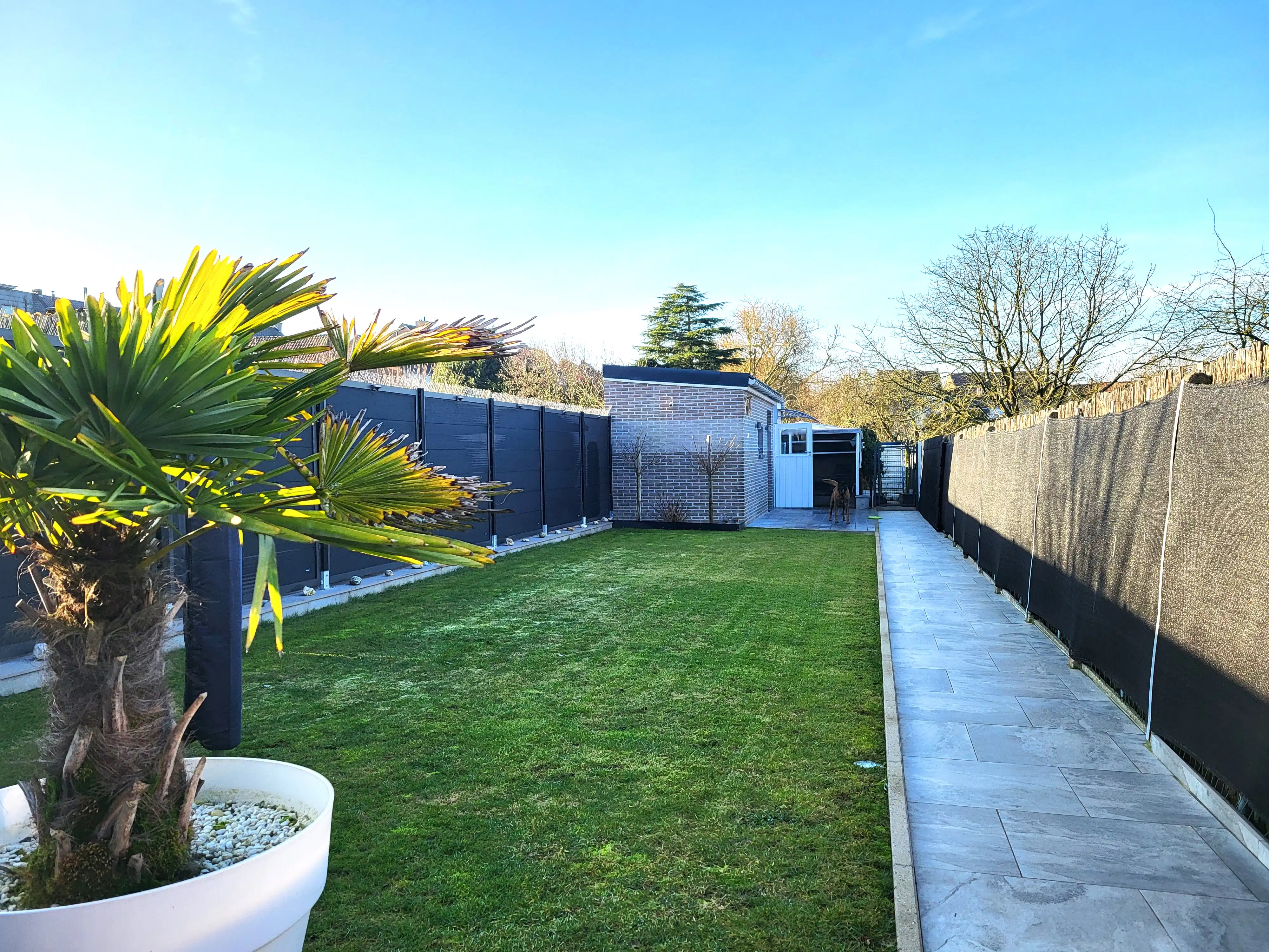 Deze charmante en verrassend ruime woning combineert karakter met hedendaags comfort en is gelegen op een perceel van 341 m² met een zuidwestgericht terras. foto 2