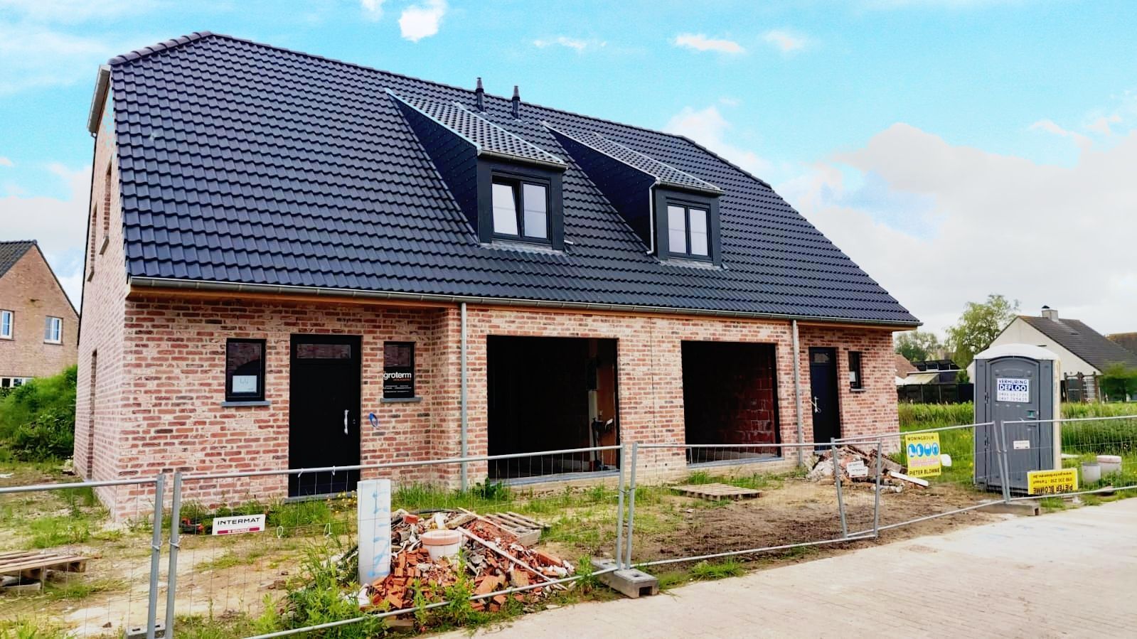 HALF-OPEN NB-WONINGEN in een leuke verkaveling te Eernegem ! foto {{pictureIndex}}