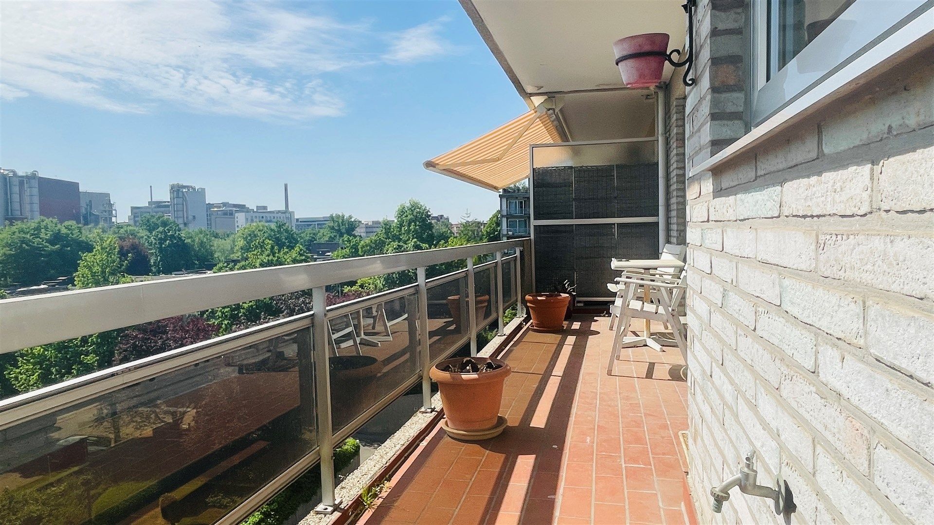 Ruim 3-slaapkamerappartement met 2 terrassen en garage in rustige buurt van Berchem foto {{pictureIndex}}
