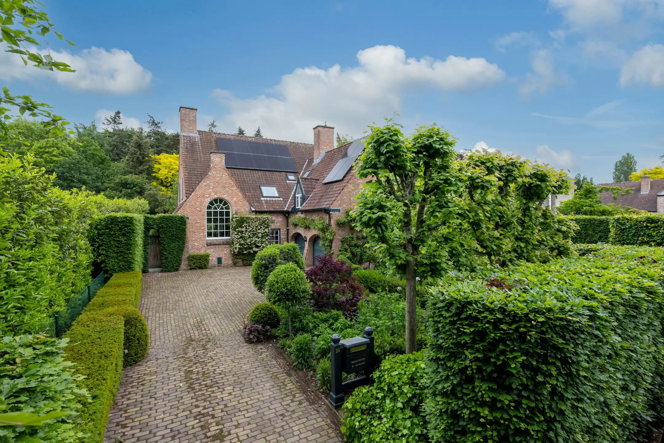 Villa met kantoor en 5 slpk. in groene rand van Turnhout foto {{pictureIndex}}