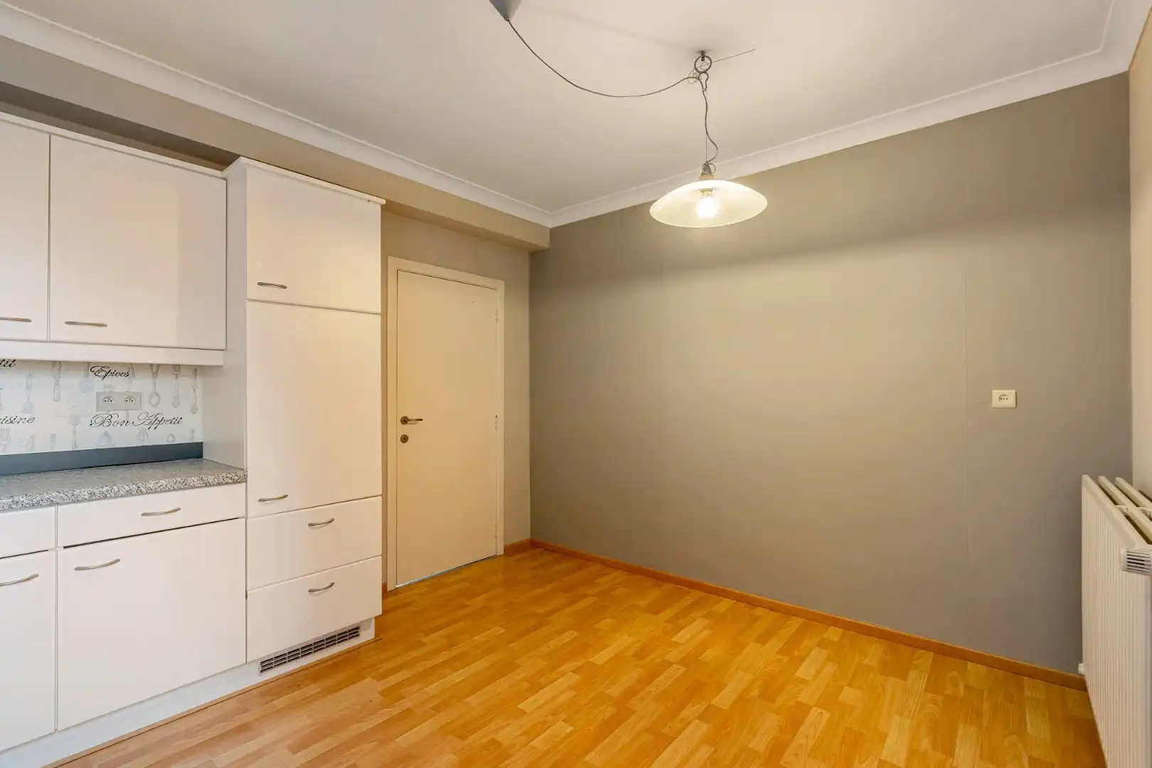 Comfortabel, zeer ruim appartement met 4 slaapkamers, terras en garage in het centrum van Neeroeteren!  foto 16