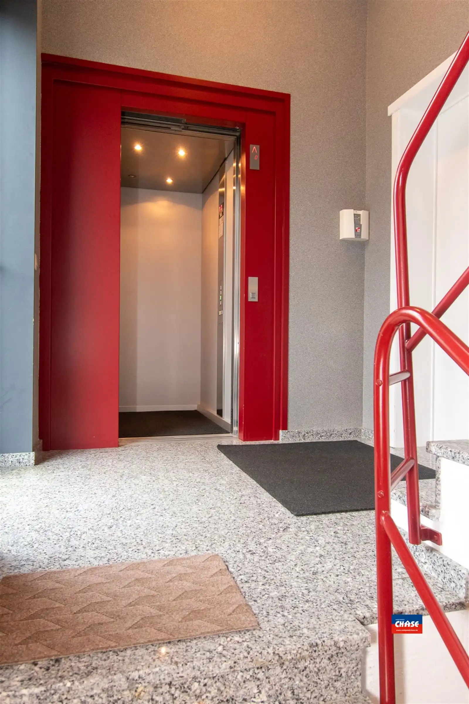 Gemengd gebouw met winkel, 2 appartementen, kantoor en magazijnruimte foto 14