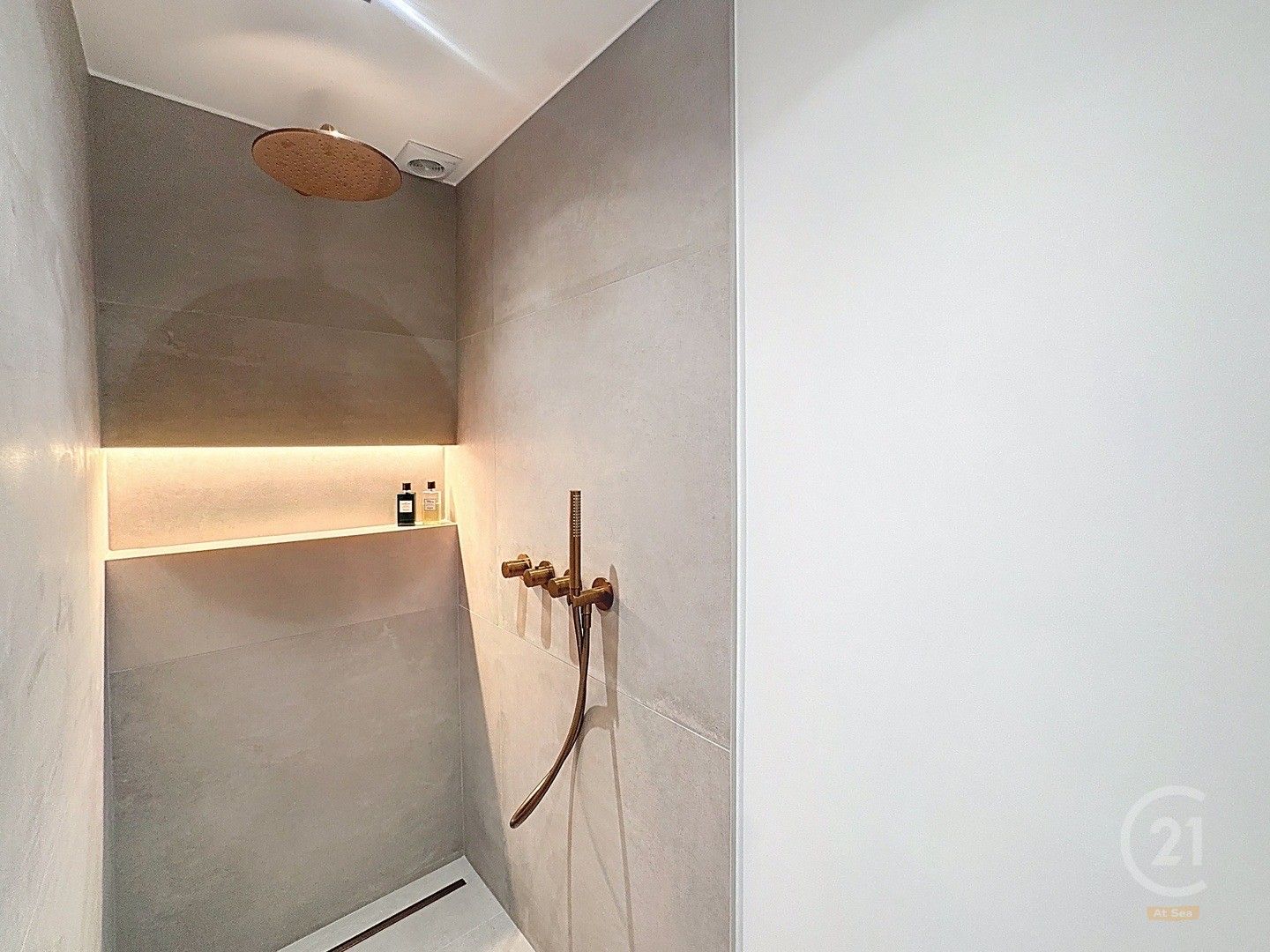 Instapklaar appartement op toplocatie – Zeedijk Westende foto 11