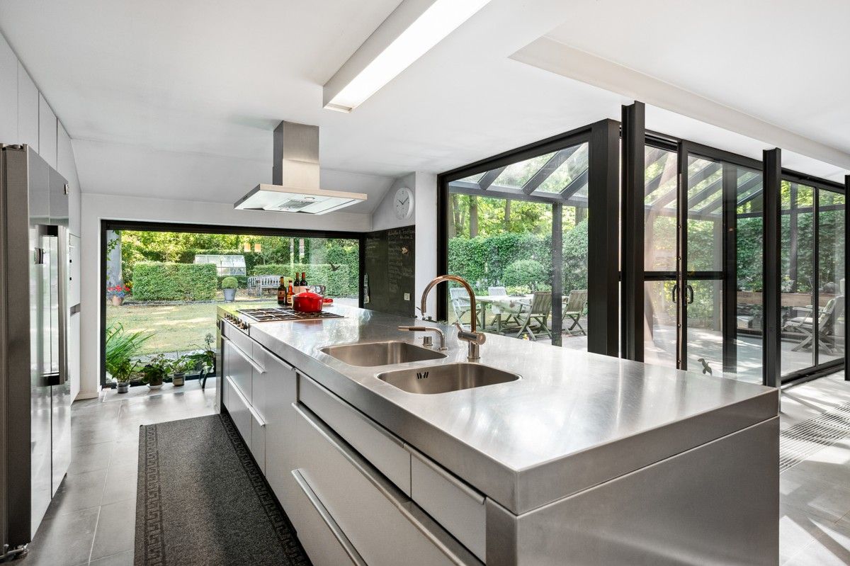 Verrassend ruime woning op 1289 m² gelegen aan een bosrand met mogelijkheid tot 4 slaapkamers foto 9